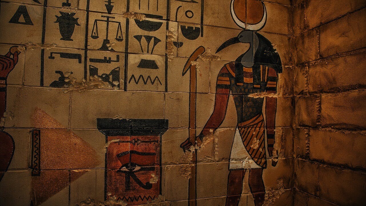 Egyptische tekens op de muur van de escape room